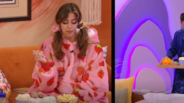 Couverture à capuche surdimensionnée en polaire Sherpa de qualité supérieure portée par Lauren LaChant comme on le voit dans The Circle (S06E11)