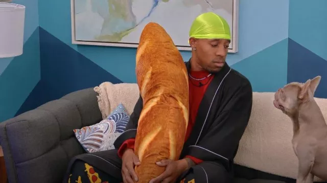 Auecoome Bread Pillow Peluche de pain géante utilisée par Kyle Fuller comme on le voit dans The Circle (S06E11)