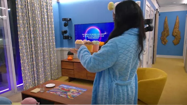 Robe unie en peluche Just Love pour femmes portée par Quori-Tyler Bullock comme on le voit dans The Circle (S06E11)