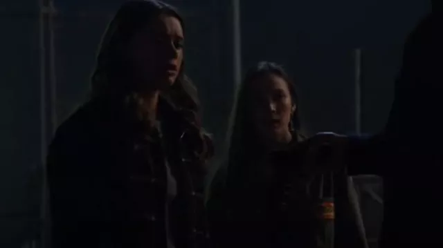 Abercrombie & Fitch Veste courte portée par Stella Walker (Violet Brinson) telle qu’on la voit dans Walker (S04E04)