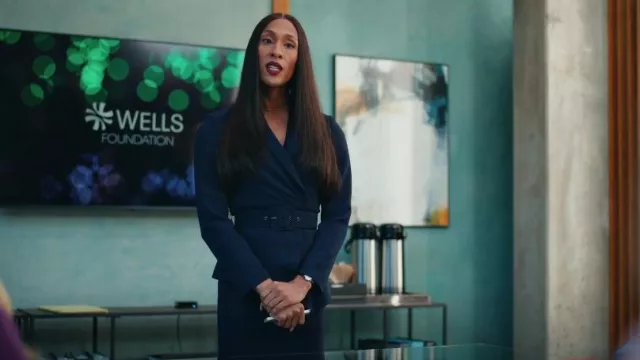 Tahari ASL Veste et jupe ceinturées imbriquées portées par Sofia (Mj Rodriguez) comme on le voit dans Loot (S02E08)