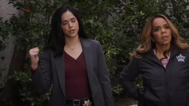 Theory Eti­en­nette Blaz­er worn by Detective Serena Chavez (Ariana Guerra) as seen in CSI: Vegas (S03E06)