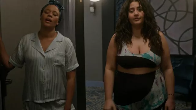 Morgan Lane Kate­lyn Fiona Short Striped Pa­ja­ma Set worn by Kimberlyn Kendrick (Christina Elmore) as seen in The Girls on the Bus (S01E10)