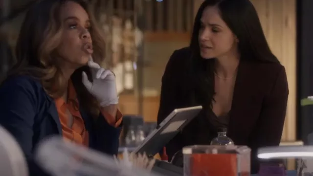 Theory Blend Blaz­er worn by Detective Serena Chavez (Ariana Guerra) as seen in CSI: Vegas (S03E08)