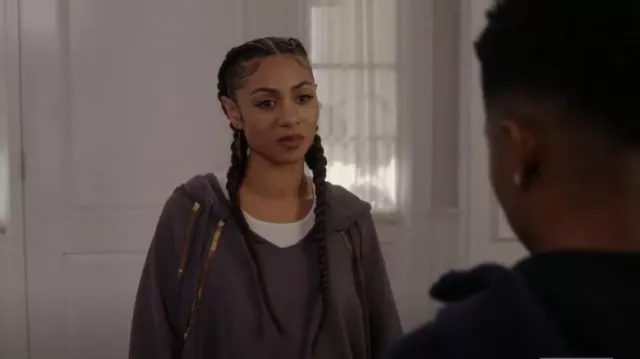 We The Free In The Light Sweat à capuche porté par Patience (Chelsea Tavares) comme on le voit dans All American (S06E07)