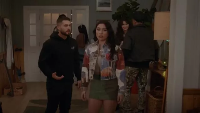 Fiorucci L'eau De Fiorucci Cropped Denim Jacket usado por Jaymee (Miya Horcher) como se ve en All American (S06E07)