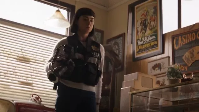 Pull en cachemire marine porté par Penny Gill (Sarah Gilman) comme on le voit dans Les Experts : Vegas (S03E09)