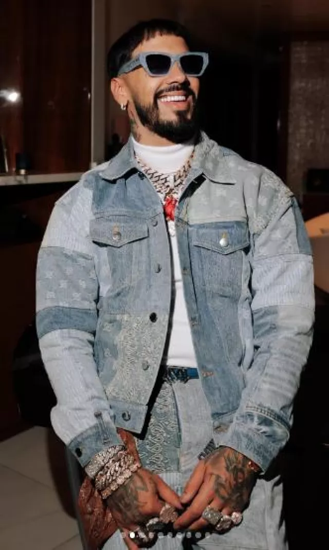 Veste en jean Amiri bleu clair Multi Patchwork portée par Anuel AA sur le compte Instagram @anuel