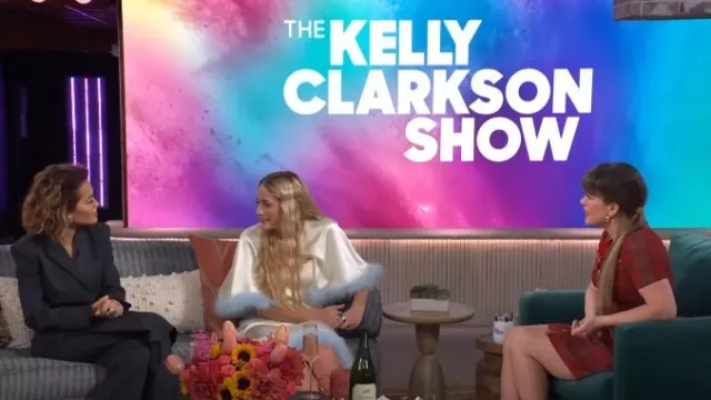 Robe fourreau en tricot à carreaux Misook Bold portée par Kelly Clarkson telle que vue dans The Kelly Clarkson Show le 14 mai 2024