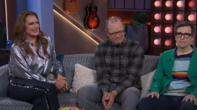 Chemise Indress en voile de lurex métallisé portée par Brooke Shields telle que vue dans The Kelly Clarkson Show le 15 mai 2024