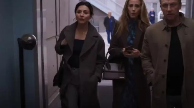 A.p.c. Manteau Ninon brun porté par Amelia Shepherd (Caterina Scorsone) comme on le voit dans Grey’s Anatomy (S20E07)