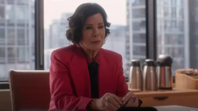 Hugo Boss Veste décontractée avec fermeture à double boutonnage portée par Margaret (Marcia Gay Harden) comme on le voit dans So Help Me Todd (S02E10)