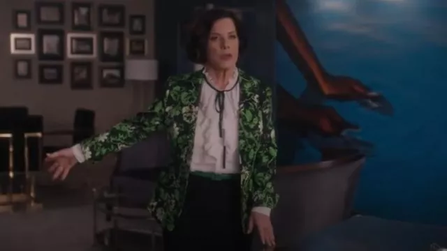 Marc Cain Blazer vert à imprimé floral porté par Margaret (Marcia Gay Harden) comme on le voit dans So Help Me Todd (S02E10)