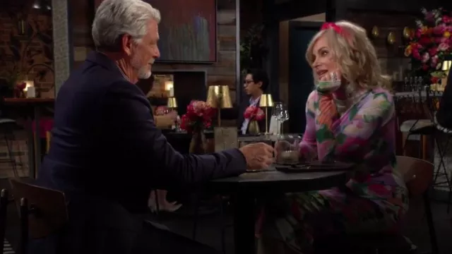 Robe AFRM Shailene en fleur de printemps portée par Ashley Abbott (Eileen Davidson) comme on le voit dans Les Feux de l’Amour le 14 mai 2024