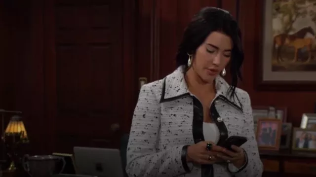 Veste Alice + Olivia Renae portée par Steffy Forrester (Jacqueline MacInnes Wood) vue dans Amour, Gloire et Beauté le 26 avril 2024