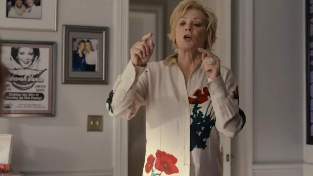 Chemise à col à imprimé floral Victoria Beckham portée par Deborah Vance (Jean Smart) comme on le voit dans Hacks (S03E03)