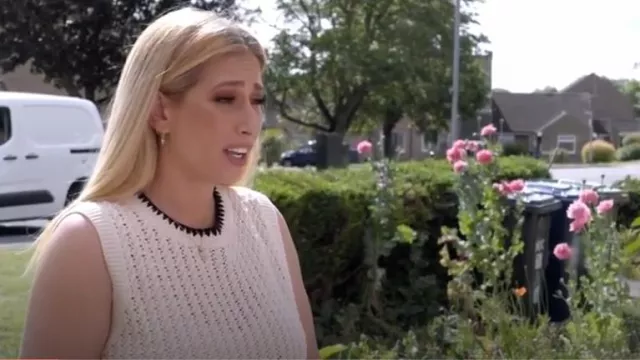Varley De­laney Open-Knit Cot­ton Vest worn by Stacey Solomon as seen in Stacey Solomon's Renovation Rescue (S01E05)