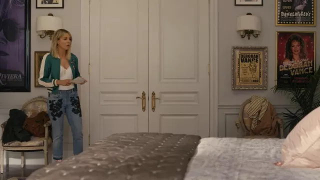 Le Superbe Jeans worn by DJ (Kaitlin Olson) as seen in Hacks (S03E03)