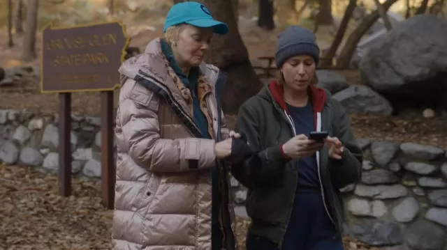 Karl Lagerfeld Paris - Veste à capuche ceinturée portée par Deborah Vance (Jean Smart) comme on le voit dans Hacks (S03E05)