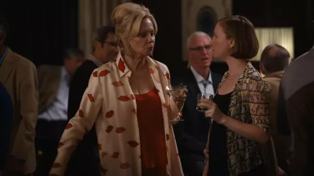 Victoria Beckham Lips BLouse portée par Deborah Vance (Jean Smart) comme on le voit dans Hacks (S03E06)