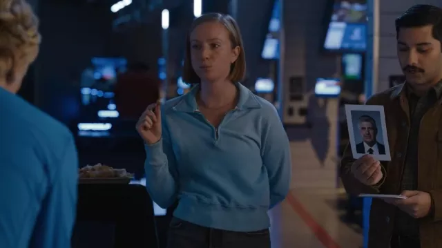 Re/Done Half Zip usado por Ava (Hannah Einbinder) como se ve en Hacks (S03E06)