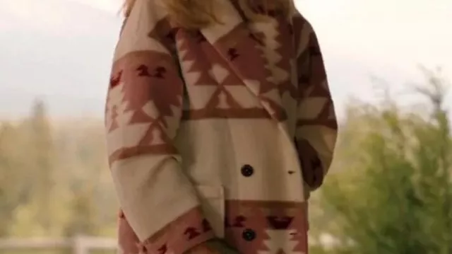 Yellowstone Wardrobe : Kelly Reilly porte un manteau en polaire imprimé rose pour jouer Beth Dutton dans la saison 5, épisode 5 de la série télévisée
