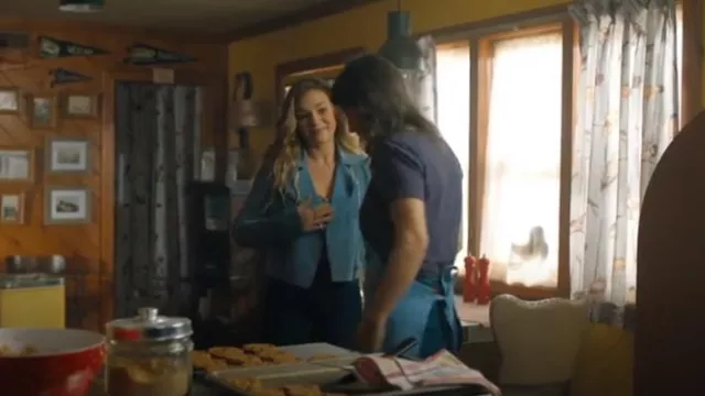 Veste de motard Reiss portée par Lola Gunderson (Amalia Williamson) comme on le voit dans Sullivan’s Crossing (S02E05)