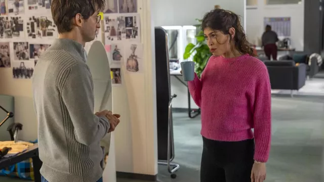 The pink sweater worn by Ingrid (Leslie Medina) in the series Fiasco (Season 1 Episode 1)