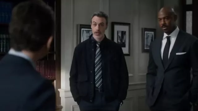 Blouson aviateur en daim Polo Ralph Lauren Roghout porté par Vincent Riley (Reid Scott) tel qu’on le voit dans Law & Order (S23E12)