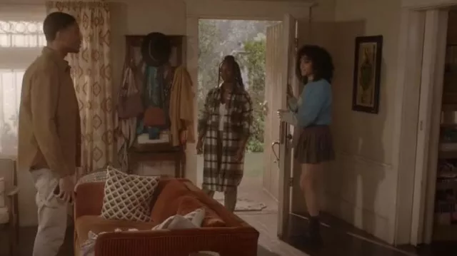 Falda Micro Plisada Aritzia Olive usada por Samantha Logan como se ve en All American (S06E08)