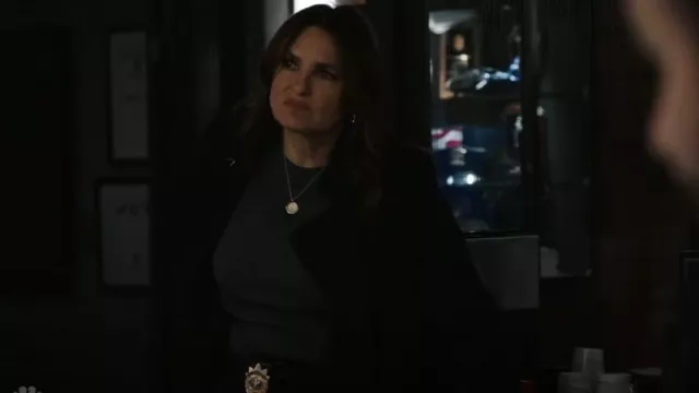 Top en laine Theory Mirzi porté par la détective Olivia Benson (Mariska Hargitay) comme on le voit dans Law & Order : Special Victims Unit (S25E12)