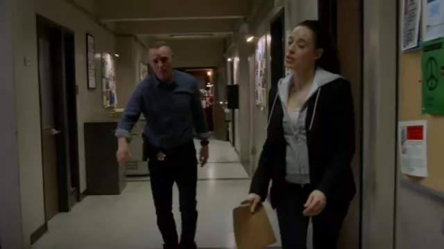 Veronica Beard Veste Dickey longue et maigre portée par Kim Burgess (Marina Squerciati) vue dans Chicago P.D. (S11E12)