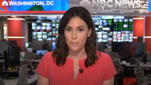 Elie Tahari Robe à manches courtes Dart Fit & Flare portée par Hallie Jackson comme on le voit dans Today le 20 mai 2024