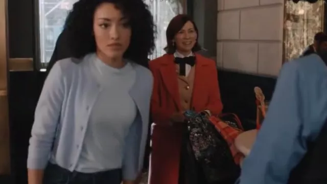 Grand fourre-tout pour femmes Vera Bradley porté par Elsbeth Tascioni (Carrie Preston) comme on le voit dans Elsbeth (S01E09)