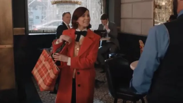 Kate Spade Bleecker Museum Plaid Grand fourre-tout porté par Elsbeth Tascioni (Carrie Preston) tel qu’on le voit dans Elsbeth (S01E09)