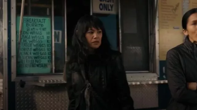Blouson de motard vierge en similicuir de New York porté par Fiona (Martha Millan) comme on le voit dans The Cleaning Lady (S03E11)
