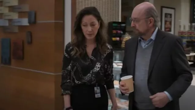Blouse en soie L’Agence Tyler portée par le Dr Audrey Lim (Christina Chang) vue dans The Good Doctor (S07E08)