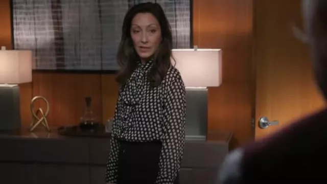 Chemisier à col noué à pois Zara porté par le Dr Audrey Lim (Christina Chang) comme on le voit dans The Good Doctor (S07E10)