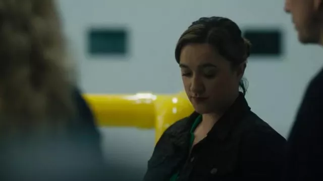 Veste en jean guépard de l’État de l’autel portée par l’agent spécial Hana Gibson (Keisha Castle-Hughes) telle qu’elle est vue dans FBI : Most Wanted (S05E13)