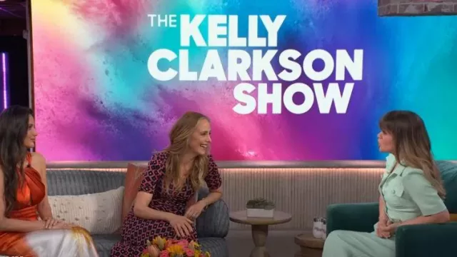 Diane von Furstenberg Koren Robe midi réversible en maille portée par Kim Raver telle que vue dans The Kelly Clarkson Show le 21 mai 2024