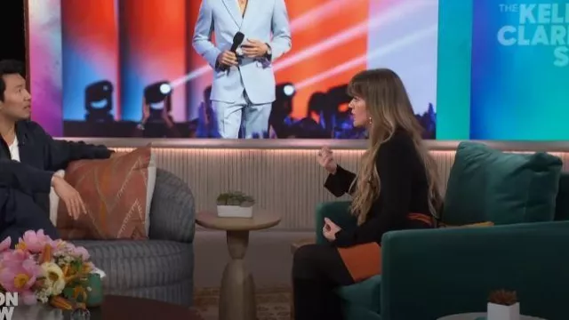 Mini-jupe Maeve Bold Applique portée par Kelly Clarkson telle que vue dans The Kelly Clarkson Show le 22 mai 2024
