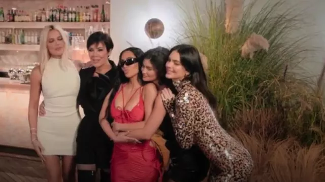 Robe en coton à paillettes imprimées Bottega Veneta portée par Kendall Jenner comme on le voit dans The Kardashians (S05E01)