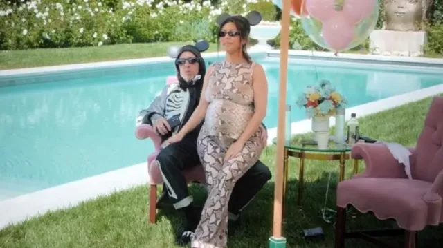 Pantalon évasé en python Stella McCartney porté par Kourtney Kardashian comme on le voit dans The Kardashians (S05E01)