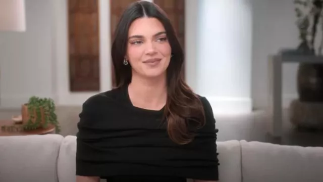 Robe tube Loewe Cape portée par Kendall Jenner vue dans The Kardashians (S05E01)