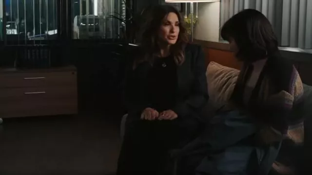 Veste sur mesure Alexander Mcqueen en noir portée par la détective Olivia Benson (Mariska Hargitay) telle qu’on la voit dans Law & Order : Special Victims Unit (S25E13)