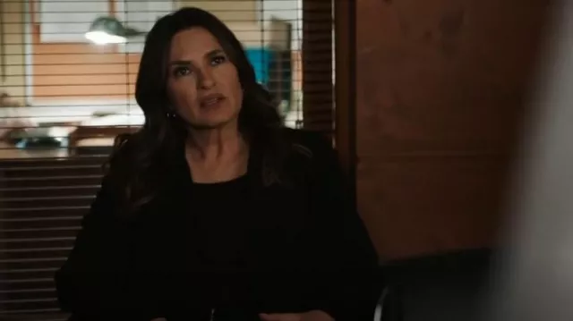 Theory Manteau en laine à double boutonnage porté par la détective Olivia Benson (Mariska Hargitay) tel qu’on le voit dans Law & Order : Special Victims Unit (S25E13)