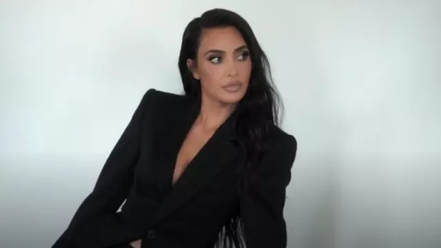 Balenciaga Wom­en's Hour­glass Jack­et In Black worn by Kim Kardashian as seen in The Kardashians (S05E01)