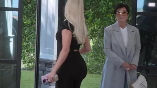 Sac de selle Dior Off-White porté par Kris Jenner vu dans The Kardashians (S05E01)