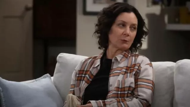 Universal Thread Plaid Long Sleeve Button-Down Flannel Shirt worn by Darlene Conner (Sara Gilbert) as seen in The Conners (S06E12)