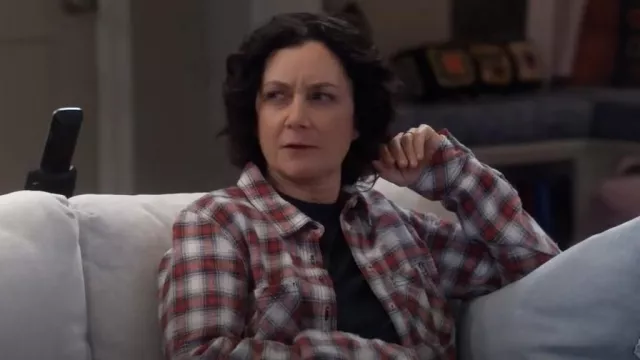 Chemise à carreaux BDG Dakota portée par Darlene Conner (Sara Gilbert) comme on le voit dans The Conners (S06E12)